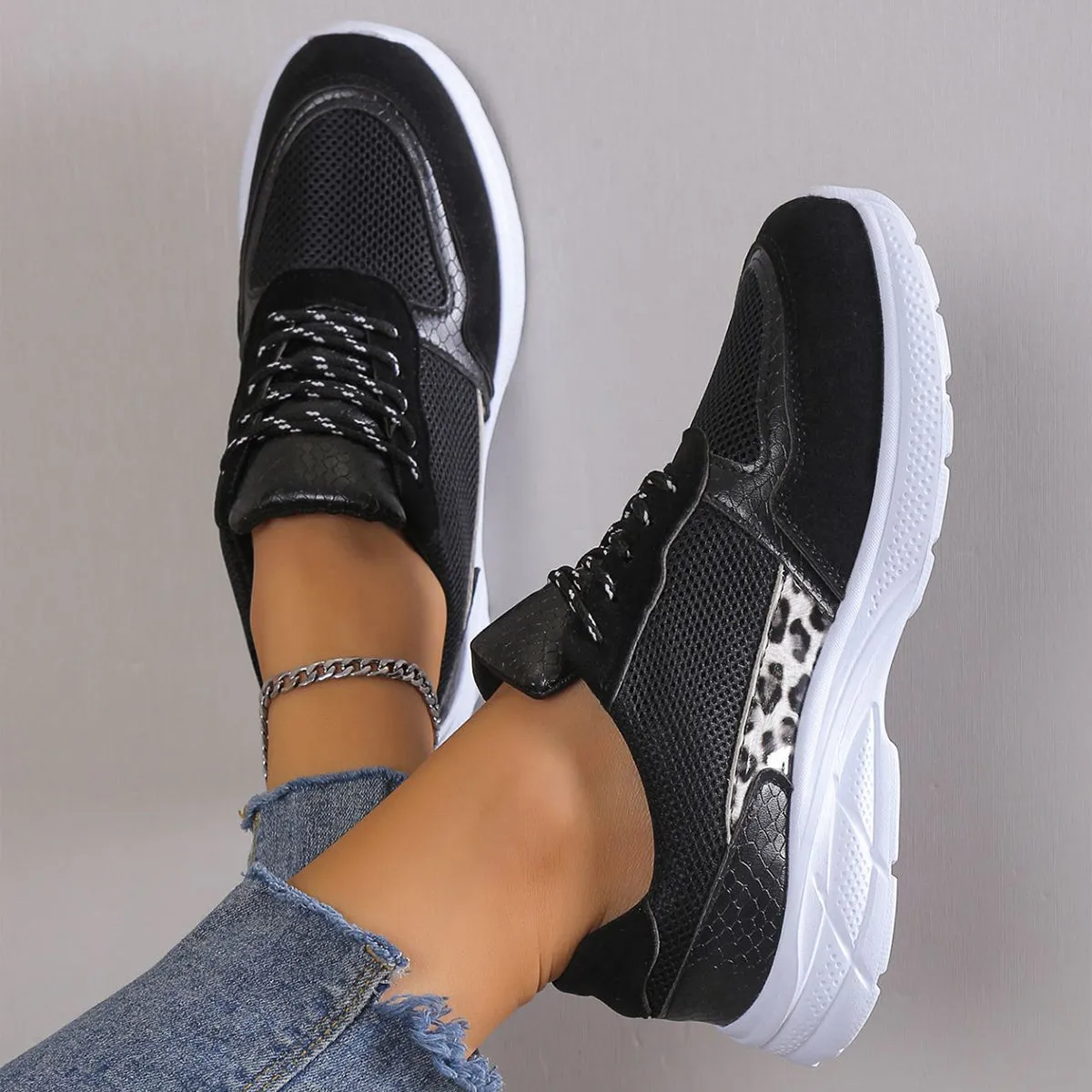 Women's Lace Up Sneakers Breathable Mesh Flat Shoes Fashion Casual Lightweight Running Sports Shoes